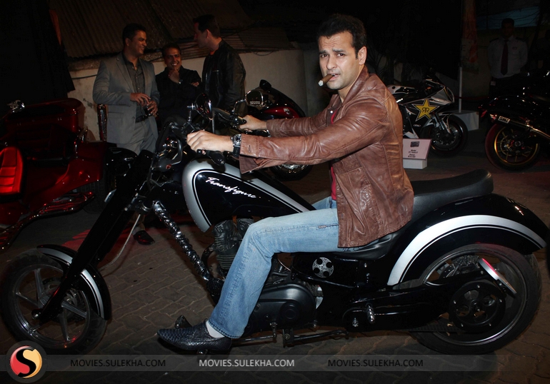 rohit-roy-at-india-bike-week-launch-party-stills013
